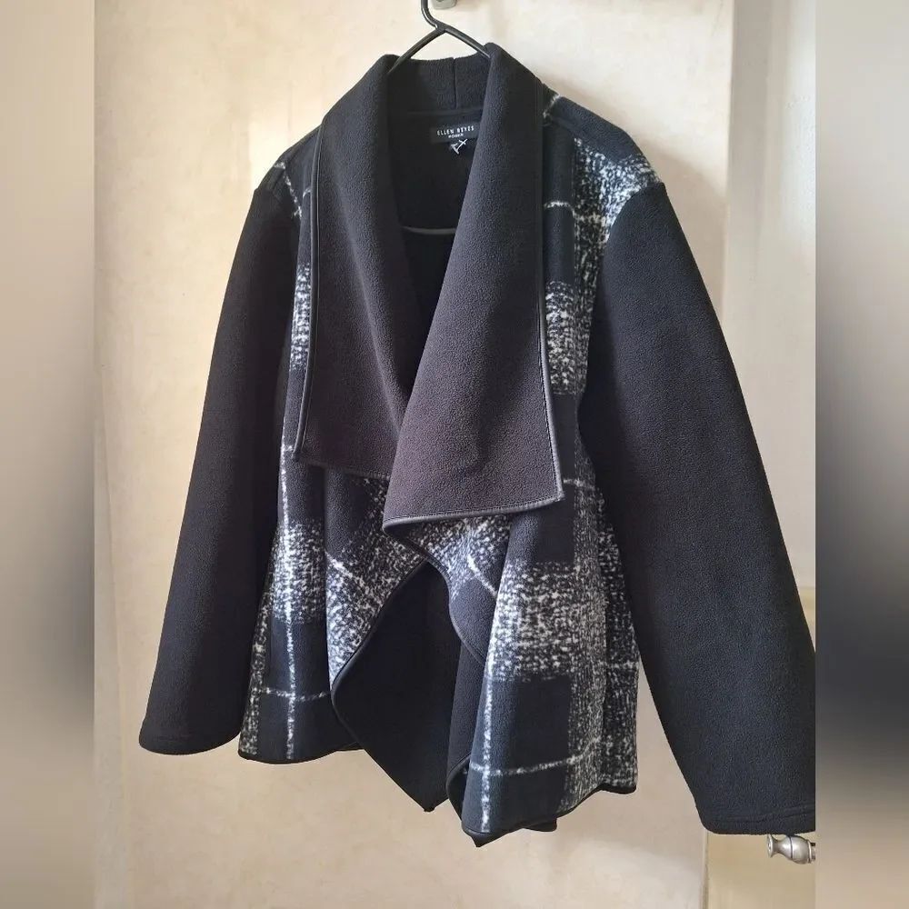 NWOT 3X Black and Gray White, Plaid Fleece Coat Jacket Open